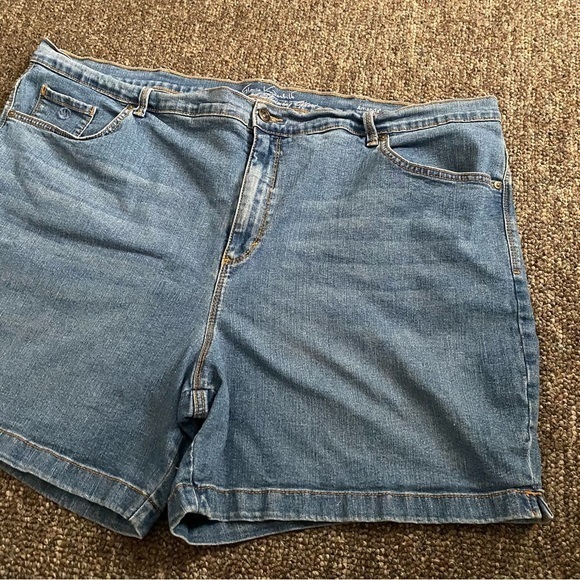 Gloria Vanderbilt Shorts Women’s Plus Size 24W Amanda Blue Jean Medium Wash - Picture 6 of 14